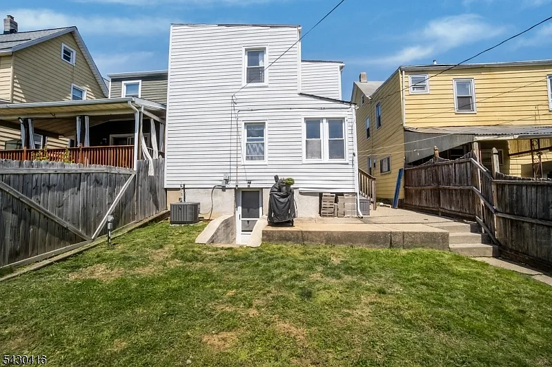3 bed, 1.0 bath, $2,200 — Photo 2