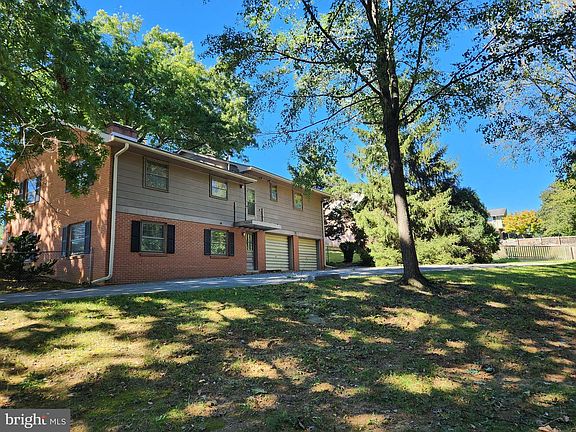 4th image of 809 Honeysuckle Dr