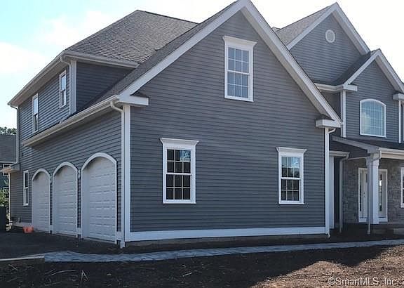 5th image of 20 Hawthorne Cir