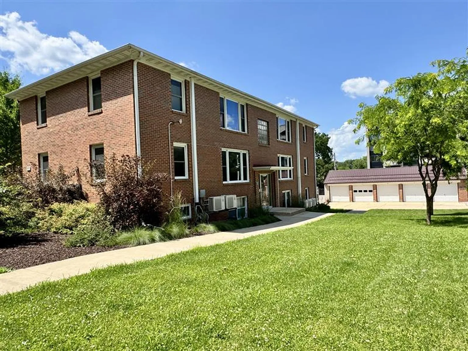 Great Location! 2-bed 1-bath Apartment — Photo 3
