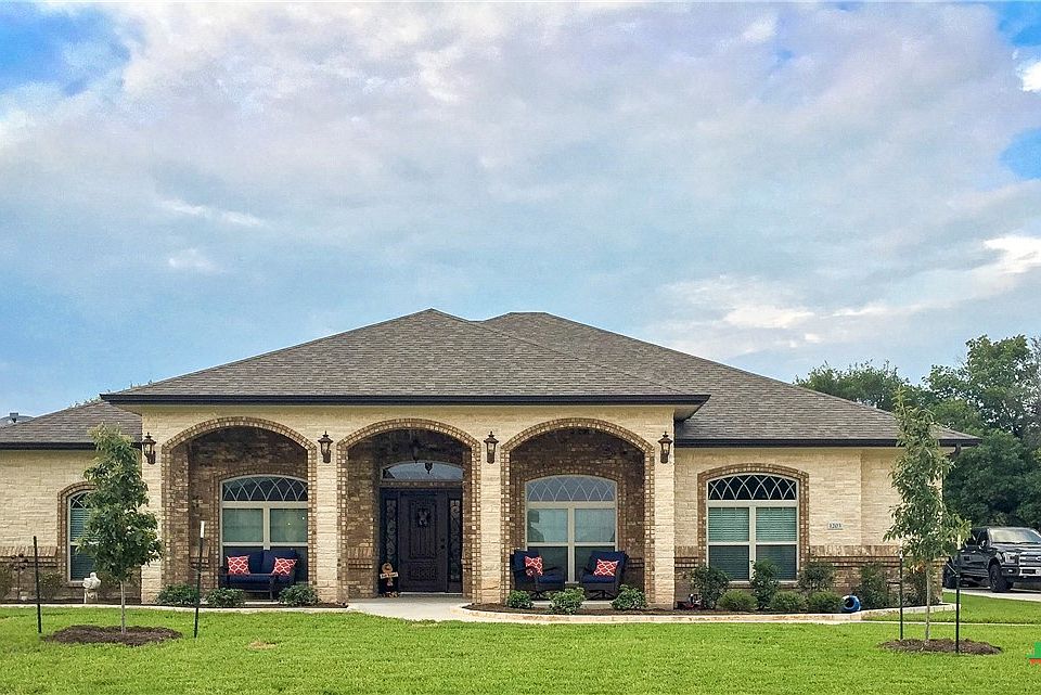 1st image of 1203 Old Oak Rd