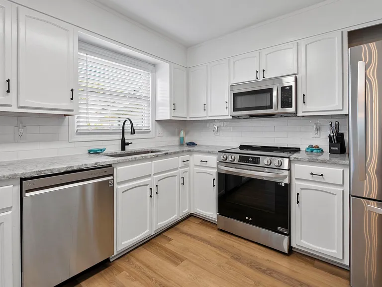 1008 Anne St — Photo 8