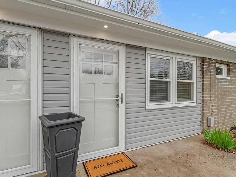 10624 N Park Ave — Photo 2
