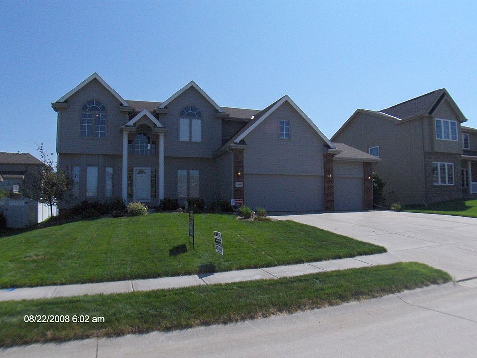 2 Story 3 car Garage