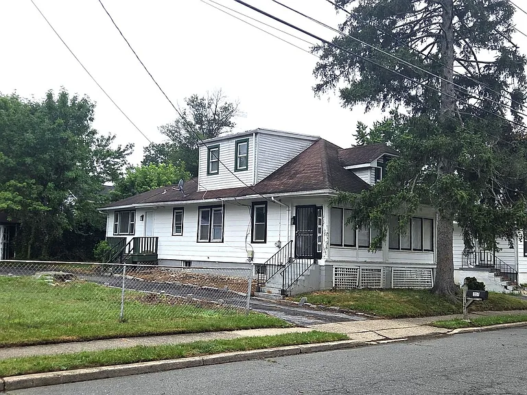 117 Browning Ave — Photo 2