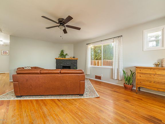 5th image of 1128 N Laguna Ave