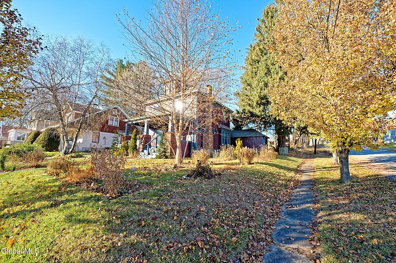 3rd image of 18 1st Avenue
