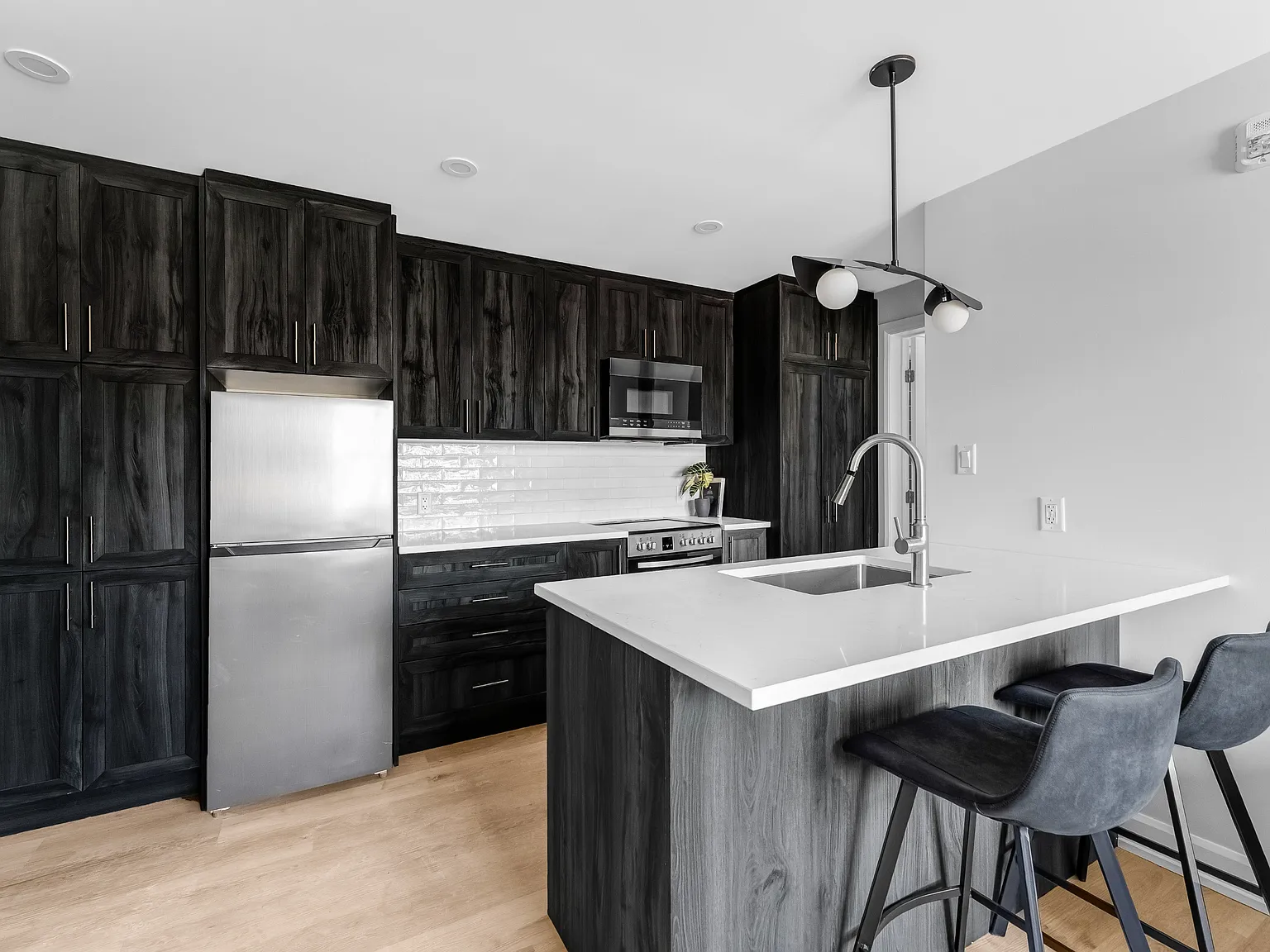 658 Somerset Street West — Photo 3