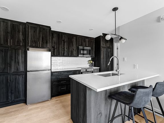 3rd image of 658 Somerset St W #1292146