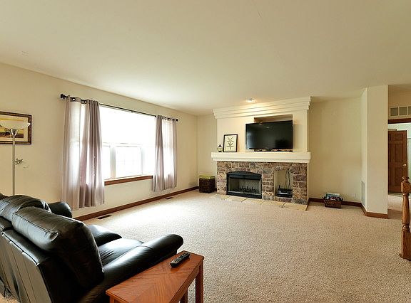 4th image of 2460 Stonybrook St