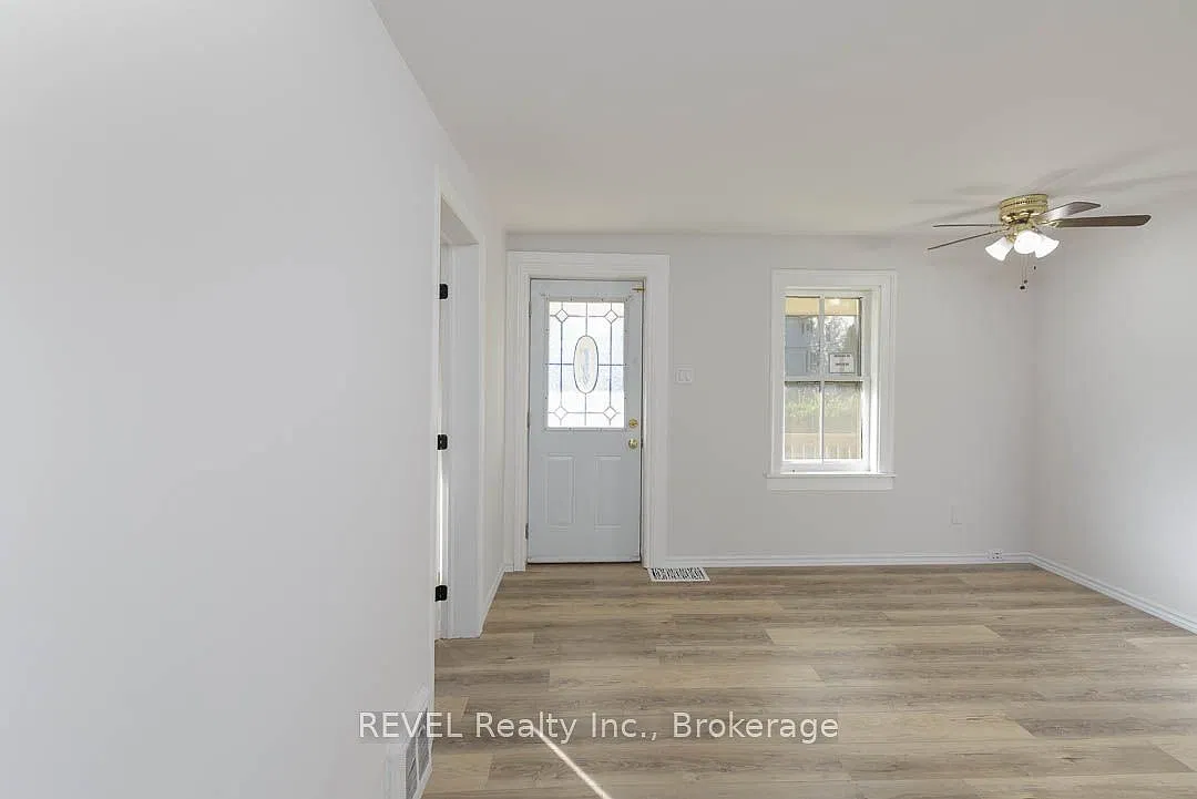 3 bed, $1,900 — Photo 2