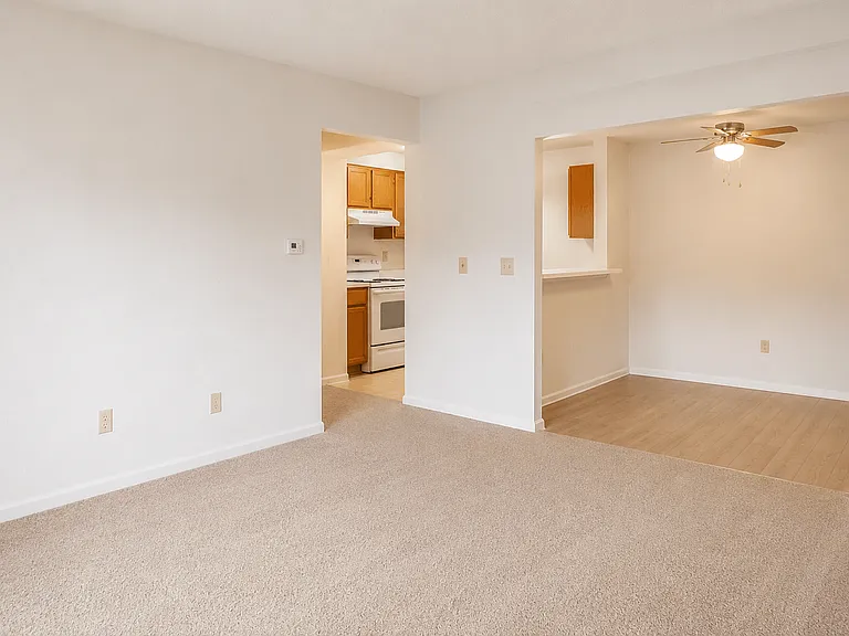 Creekside Square Apartments — Photo 18