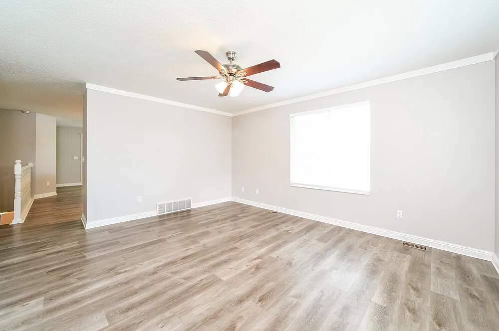 5 bed, 2.0 bath, 2404 sqft, $2,570 — Photo 4