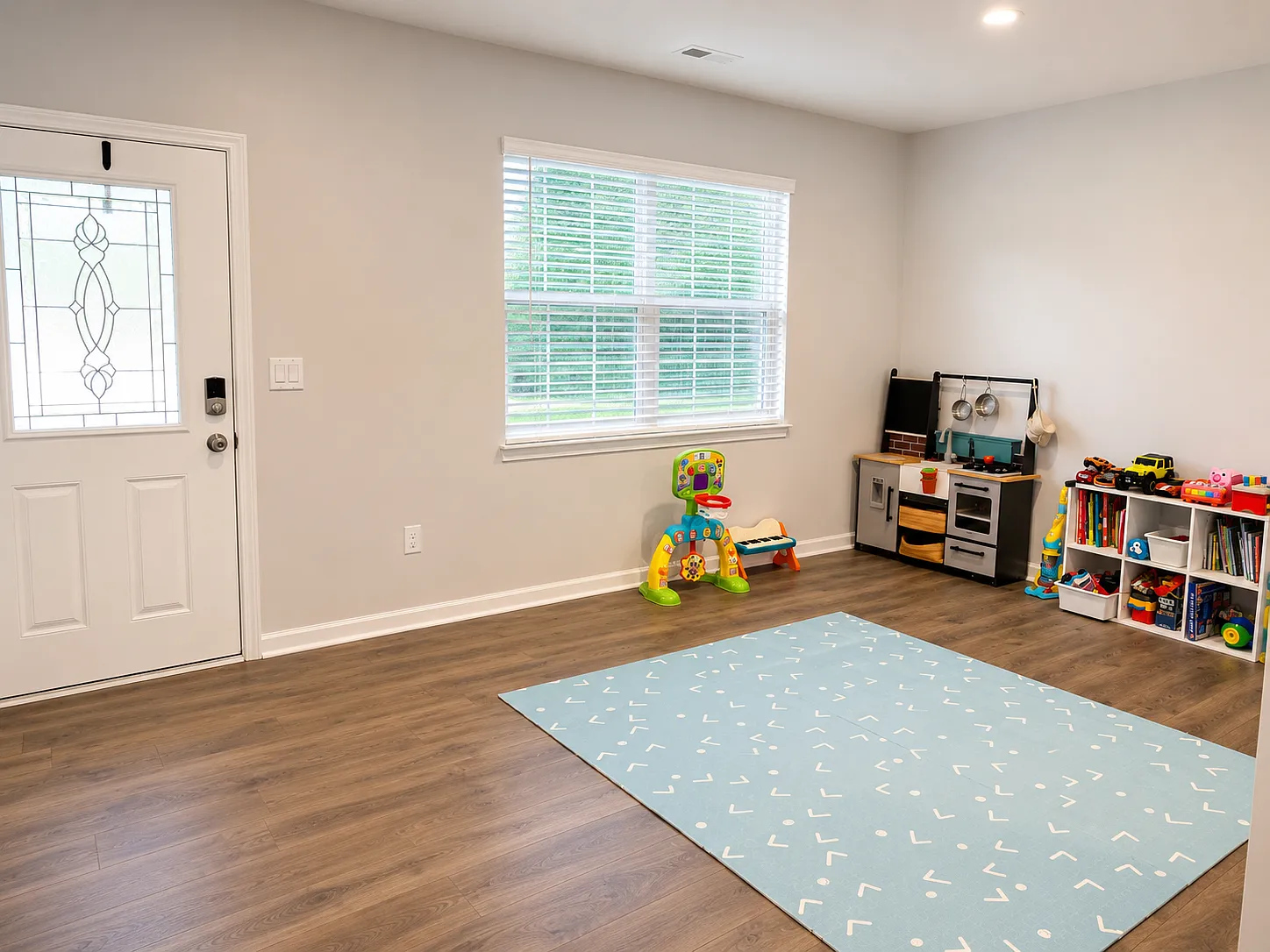 4 bed, 2.5 bath, 2207 sqft, $2,350 — Photo 2