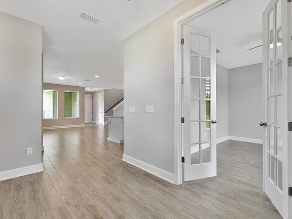 4th image of 240 Ashbury St