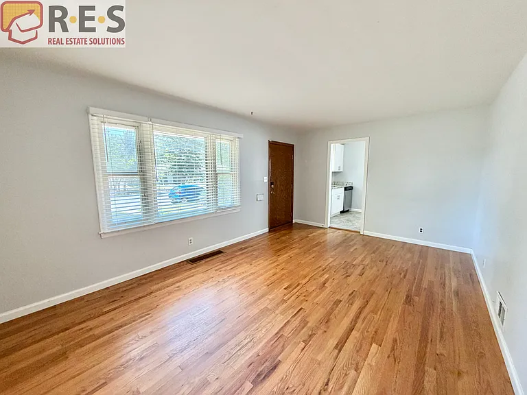 2216 Elmira St — Photo 4