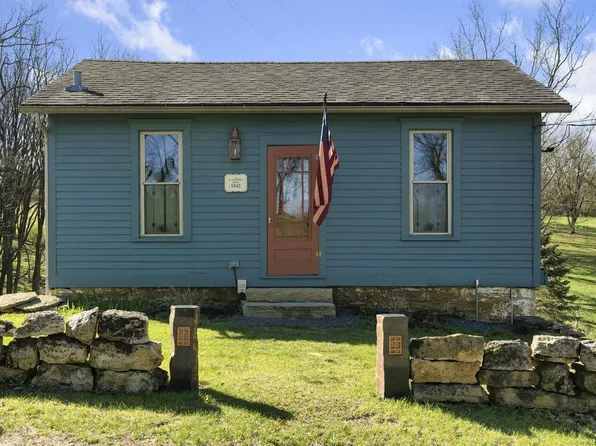 121 Antoine St, Mineral Point, WI 53565