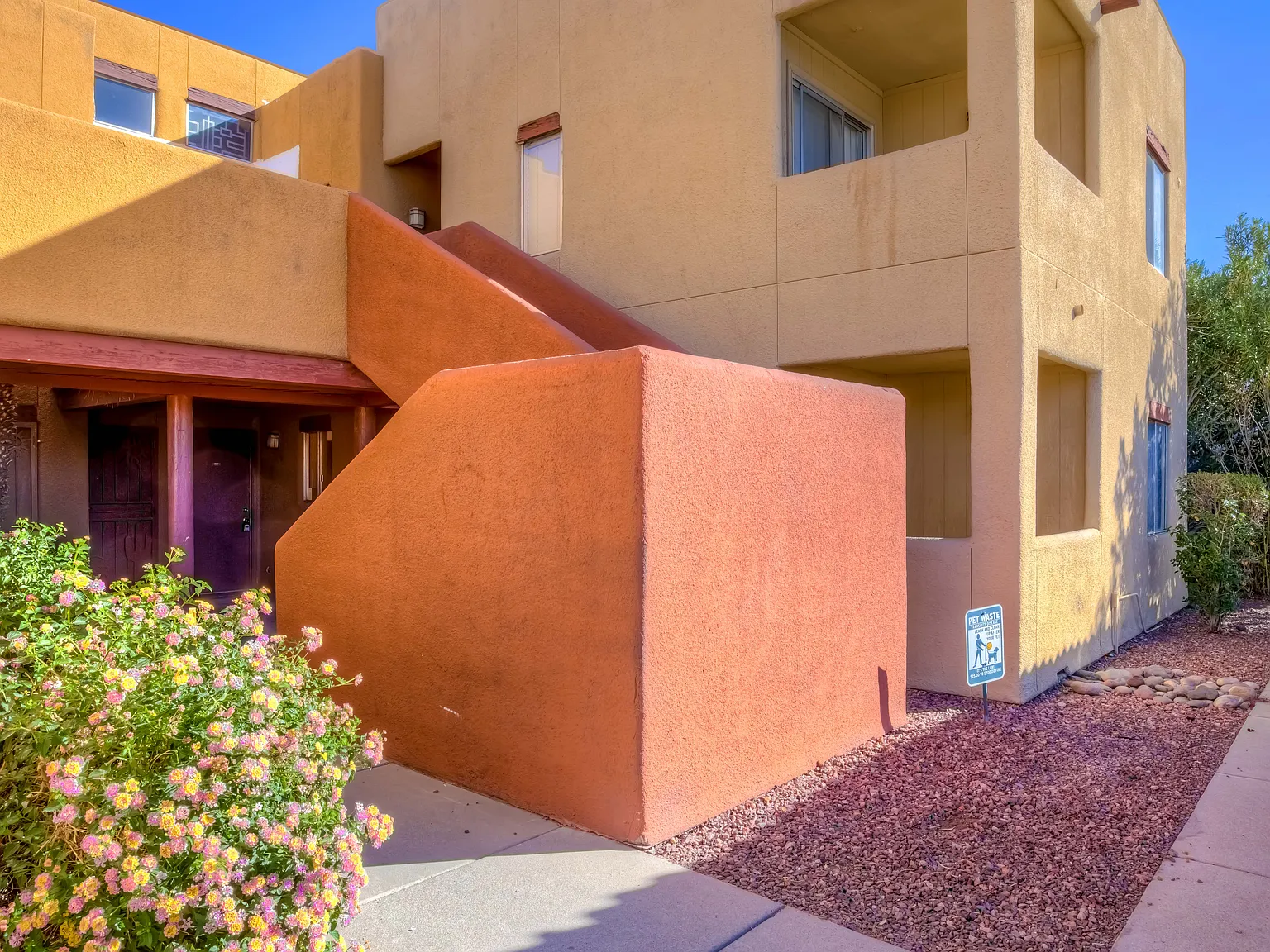 2 bed, 608 sqft, $925 — Photo 1