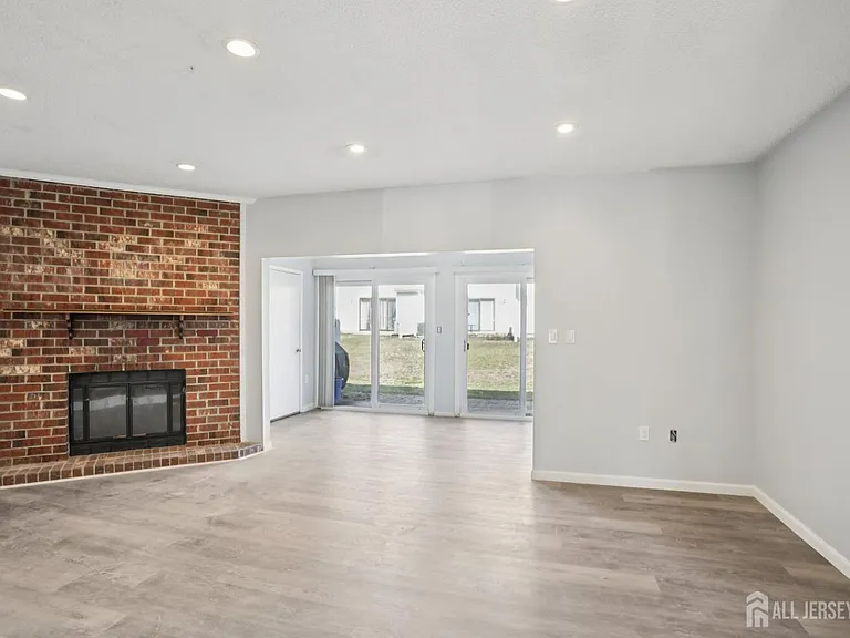 204 Hampshire Ct — Photo 3