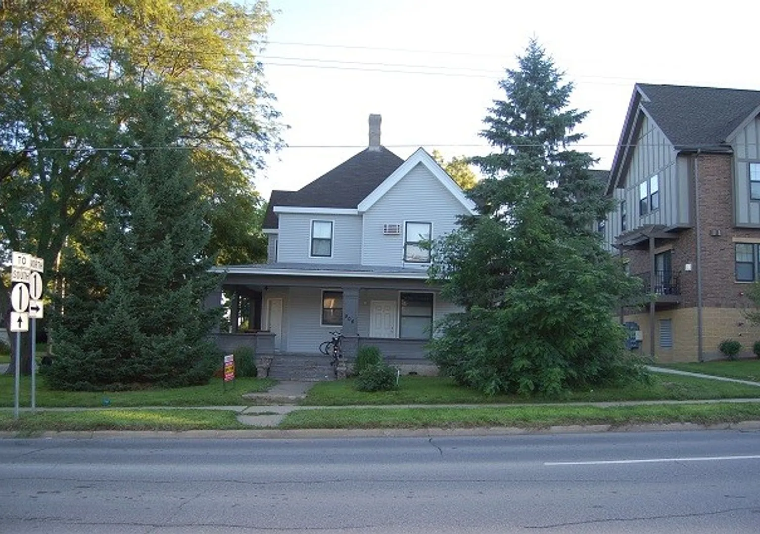 906 E Burlington Apartments! — Photo 4