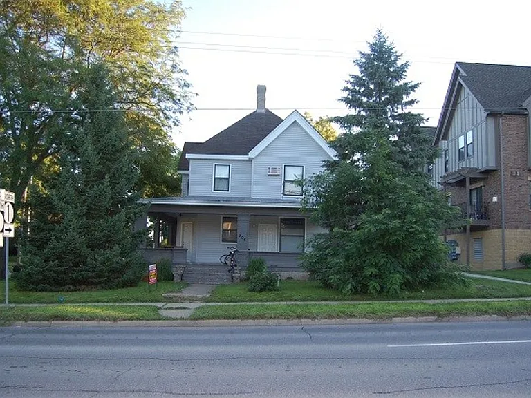 906 E Burlington Apartments! — Photo 11