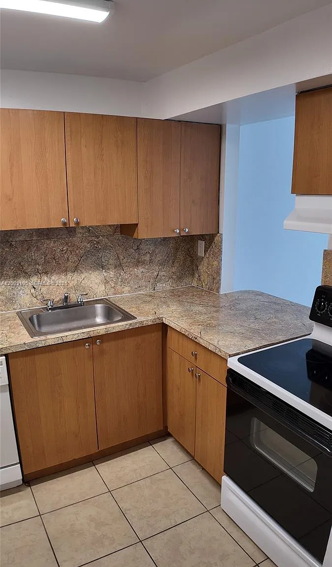 2 bed, 2.0 bath, 223601 sqft, $2,040 — Photo 2
