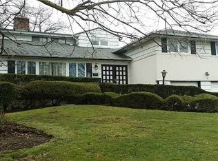 6 Peppermill Rd, Roslyn, NY 11576