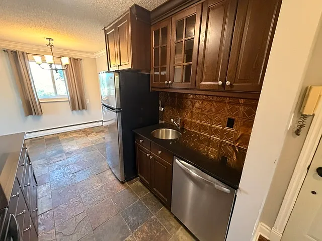 Prime Location Whyte Ave 2 Bedroom — Photo 3