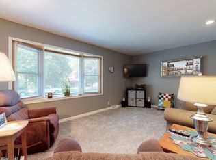 206 Peacock Dr, Mahomet, IL 61853