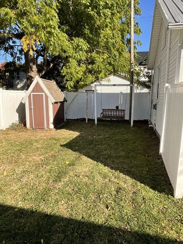 side yard - 114 George St