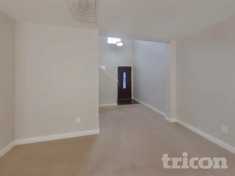 506 Glencroft Dr — Photo 2
