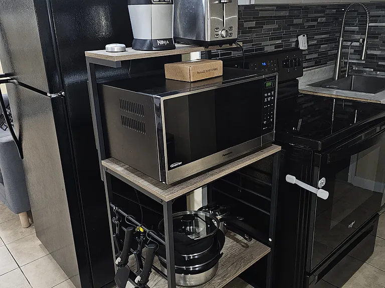 Microwave, toaster and juicer/ blender