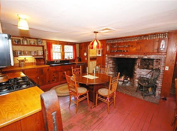Kitchen w/fireplace