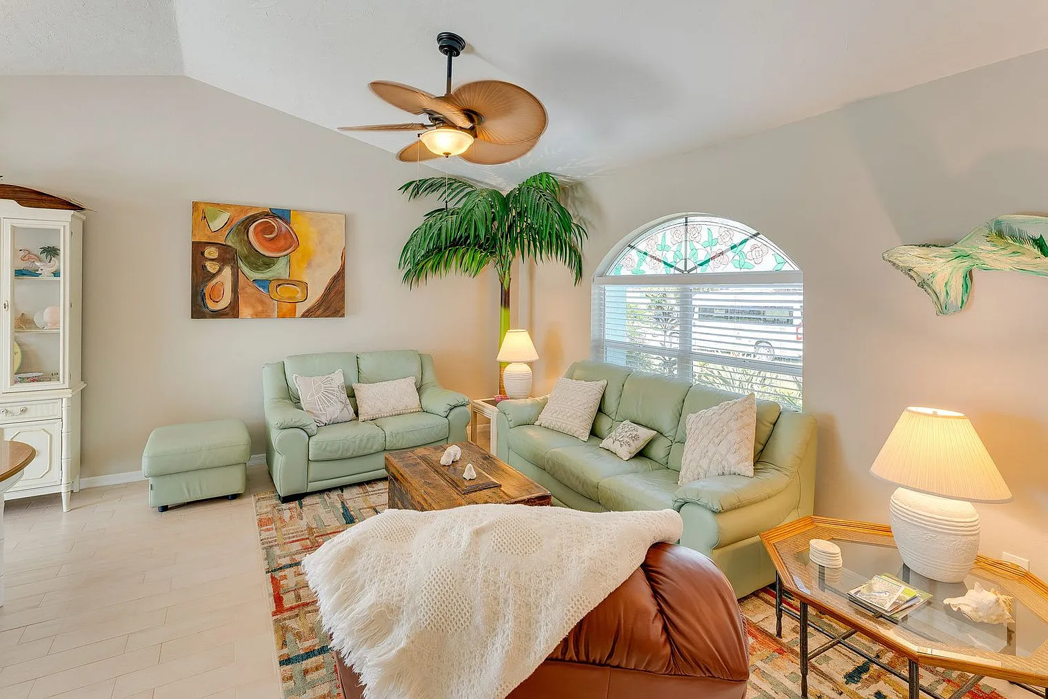 3 bed, 2.0 bath, 1593 sqft, $4,096 — Photo 3