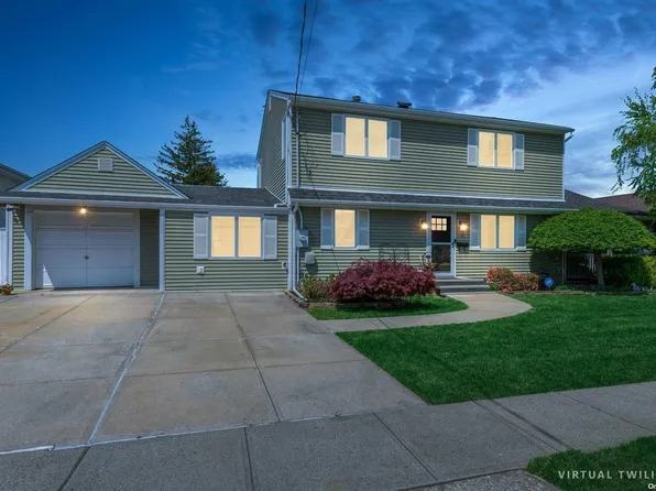 9 Ronald Avenue, Hicksville, NY 11801