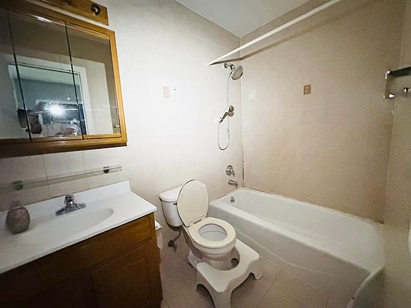 2nd image of 1648 E 14th St APT 3B