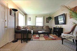 2nd image of 1323 Northlawn St NE