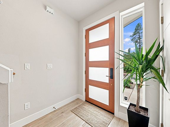 5th image of 10901 NE 64th Ct
