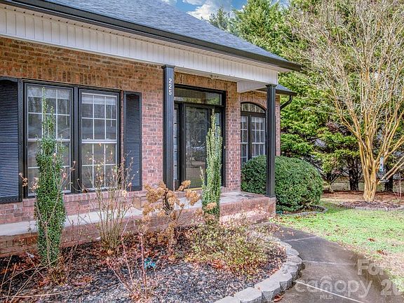 3rd image of 225 Delview Dr