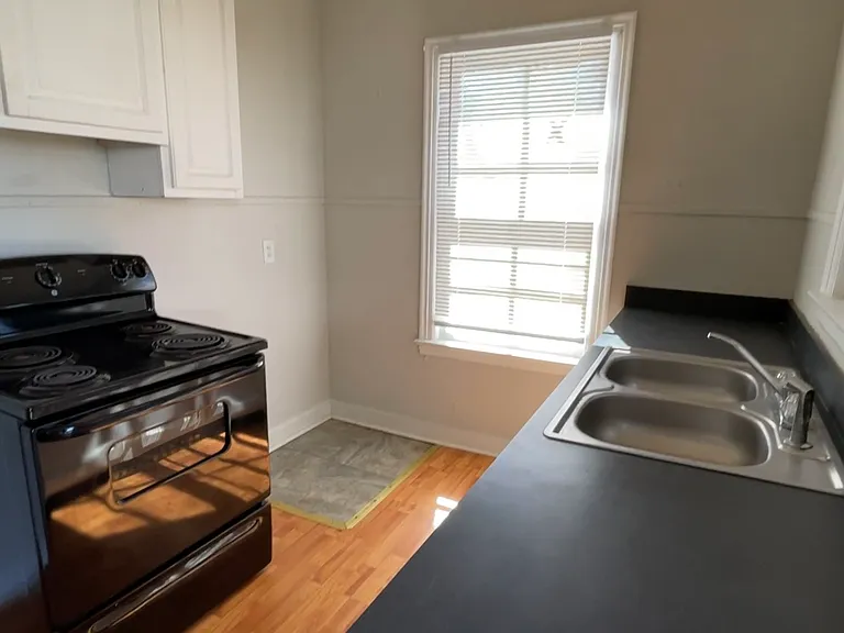 701 NW #E — Photo 2