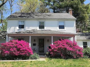 4 Ashley Pl, Glen Head, NY 11545