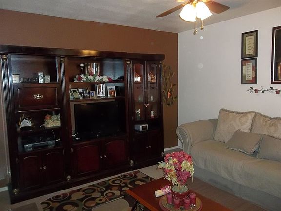 2nd image of 1574 E San Pedro St