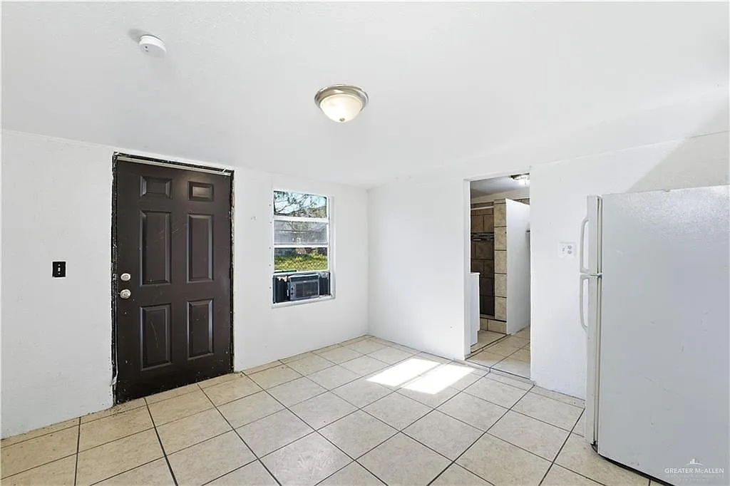 Building Photo - 8516 Hendrix St #3