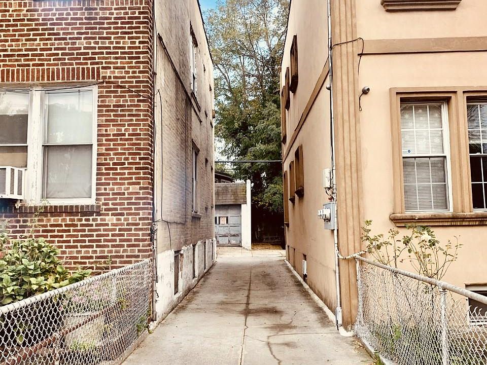 2nd image of 2878 Randall Ave #2