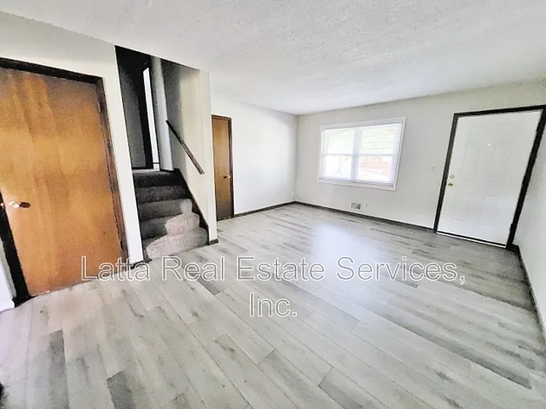 1303 SW Sunset St — Photo 4