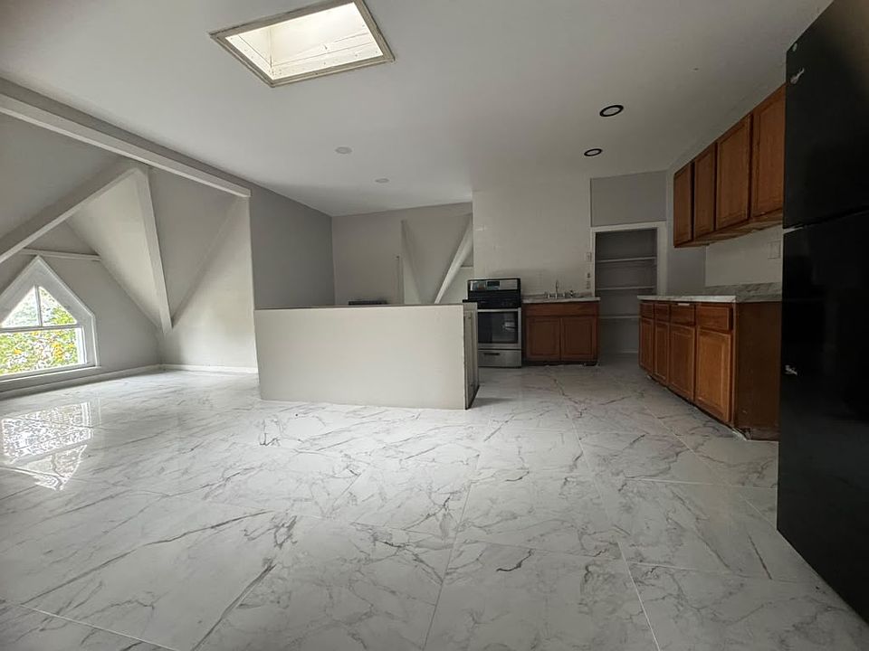 1st image of 77 Bank St APT 3