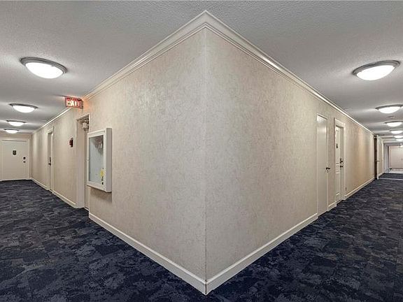 2nd image of 300 W Peachtree St NE Unit 3M