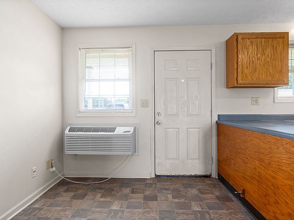 3rd image of 280 Thompsonville Ln APT B