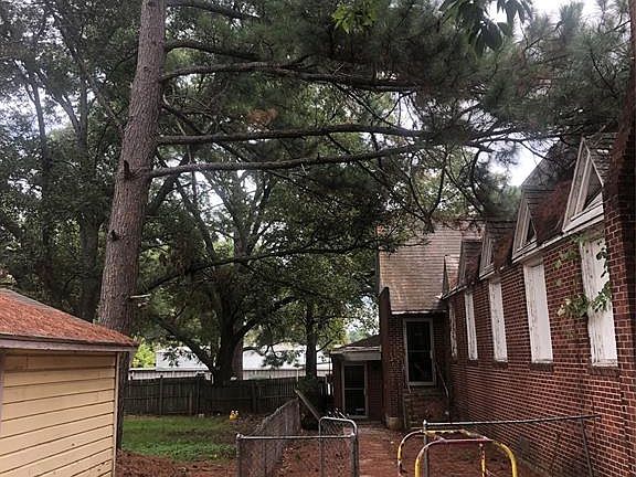 4th image of 215 Dewitt Ave