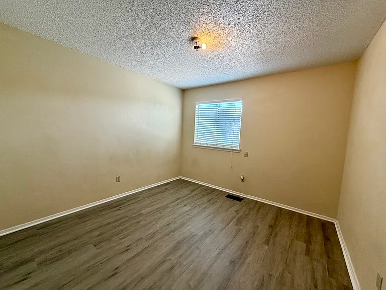 1301 Lovell Dr — Photo 8